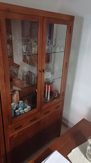 Mueble de madera alto