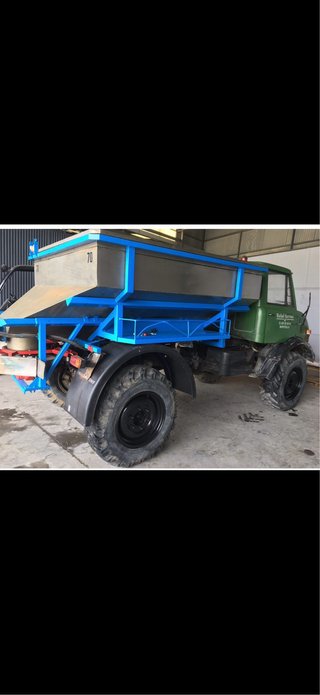 Mercedes Unimog con abonadora