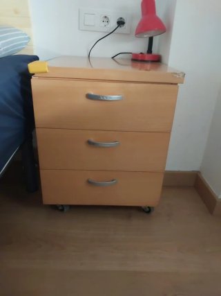 Mesita de noche de madera con ruedas