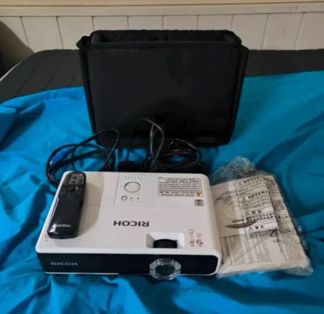 Proyector Ricoh Blanco y Negro