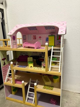 Casa de muñecas de madera
