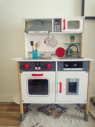 Cocina de madera con accesorios