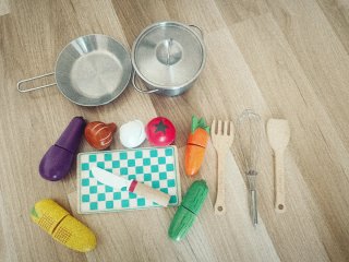 Cocina de madera con accesorios