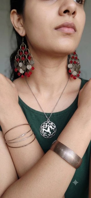 Lote Bisutería + Joyero Madera Estilo Cofre