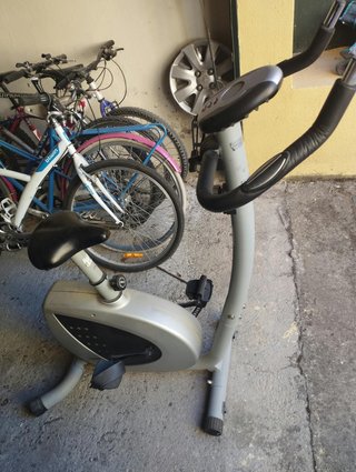 Bicicleta estática gris