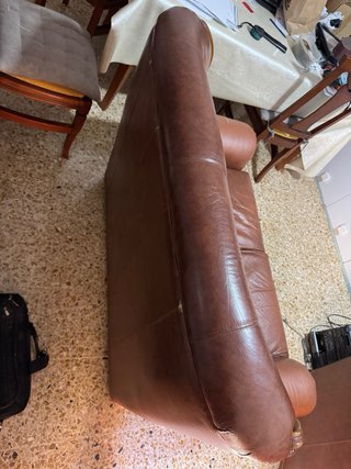 Sofá pequeño de piel marrón