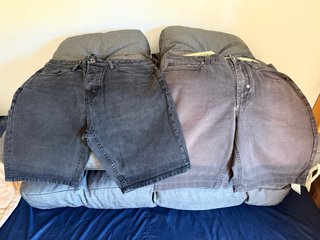 Pantalones cortos blancos y azules