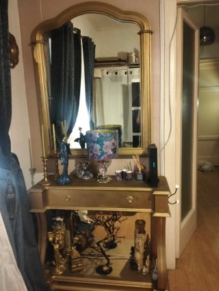 Mueble recibidor dorado con espejo