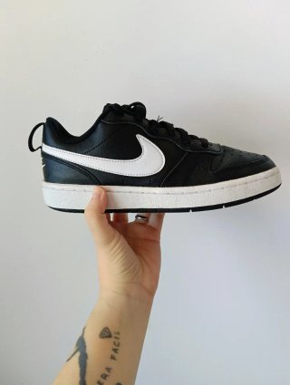 Nike Court Borough negras