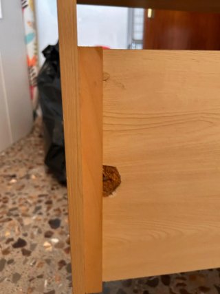 Escritorio de madera con cajón verde