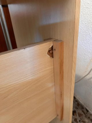 Escritorio de madera con cajón verde