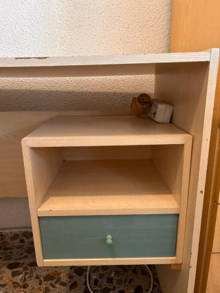 Escritorio de madera con cajón verde