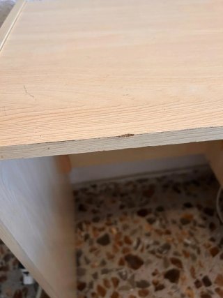 Escritorio de madera con cajón verde
