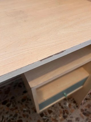 Escritorio de madera con cajón verde