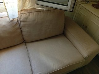 Sofá 2 plazas Kivic seminuevo + funda