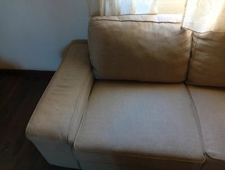 Sofá 2 plazas Kivic seminuevo + funda