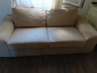 Sofá 2 plazas Kivic seminuevo + funda