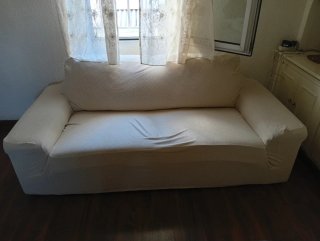 Sofá 2 plazas Kivic seminuevo + funda