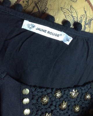 Vestido hippie-chic negro con detalles dorados