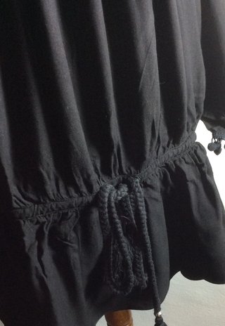 Vestido hippie-chic negro con detalles dorados
