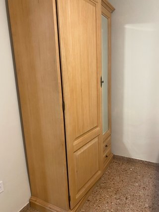 Armario de madera con espejo