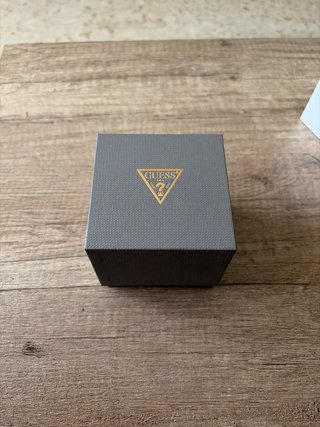 Reloj Guess Negro y Dorado