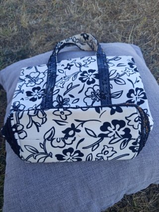 Bolso de mano floral blanco y negro