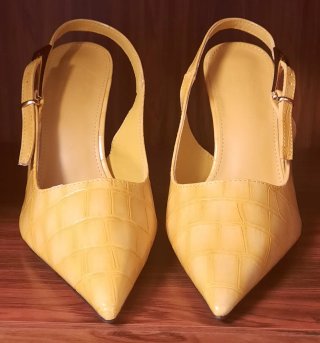 Zapatos de tacón amarillos
