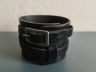 Muñequera de cuero negra