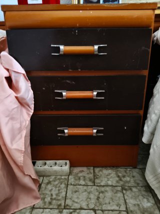 3 Camas con colchón y si se quiere, hay habitación
