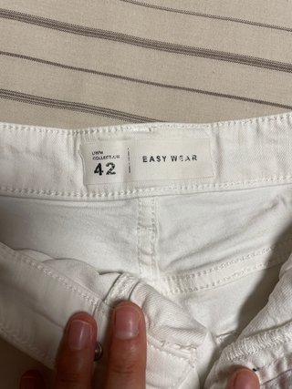 Pantalón corto vaquero blanco desgastado