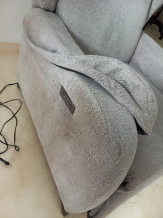 Poltrona reclinabile in tessuto grigio. Divano relax.