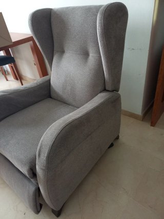Poltrona reclinabile in tessuto grigio. Divano relax.