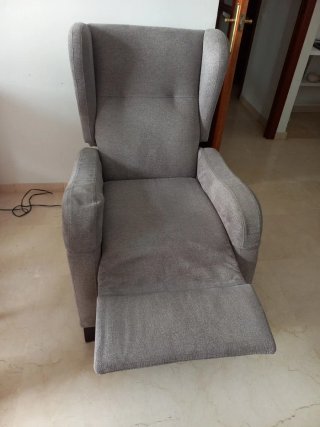 Poltrona reclinabile in tessuto grigio. Divano relax.