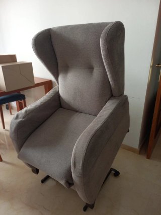 Poltrona reclinabile in tessuto grigio. Divano relax.