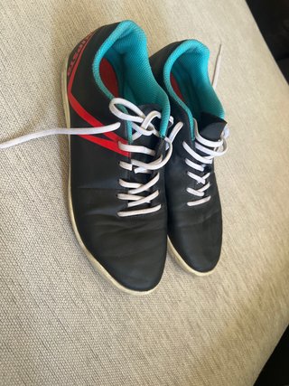 Zapatillas Kipsta Negras con Detalles Rojos
