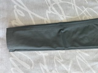 Pantalón pitillo cuero verde