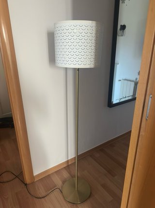 Lámpara de pie dorada y blanca