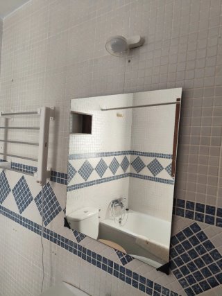 Váter y lavabo ambos roca, espejo y aplique de luz