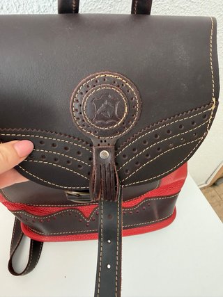 Mochila campera cuero marrón y rojo
