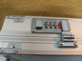 Maletín de aluminio con logos