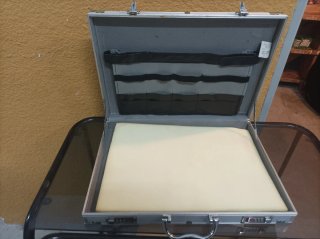 Maletín de aluminio con logos