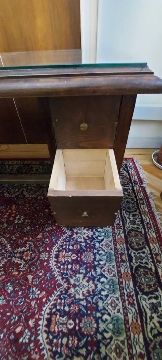 Mesa de despacho de madera y cristal