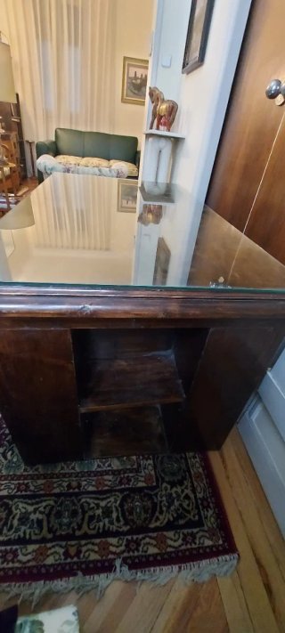 Mesa de despacho de madera y cristal