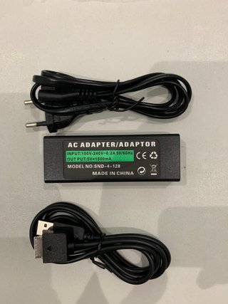 Cargador europeo PSP Go con cable USB