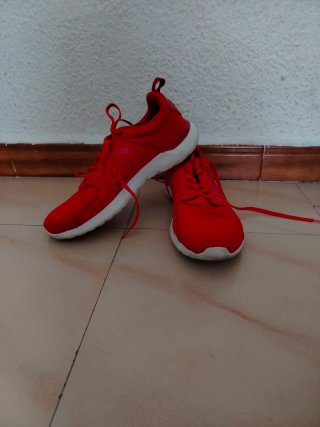 Zapatillas rojas y blancas