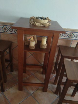 Mesa alta madera y 4 taburetes respaldo