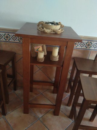 Mesa alta madera y 4 taburetes respaldo