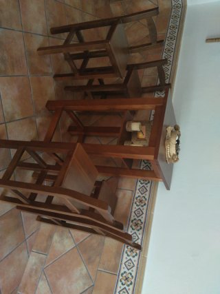Mesa alta madera y 4 taburetes respaldo