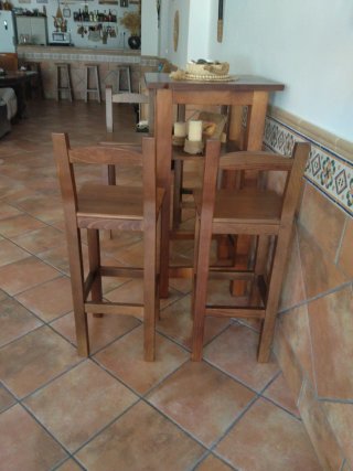 Mesa alta madera y 4 taburetes respaldo